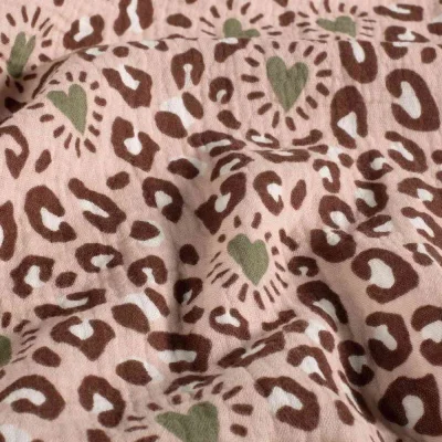 Tissu Double gaze de Coton Motif Léo et coeur sur fond Vieux rose - Par 10 cm