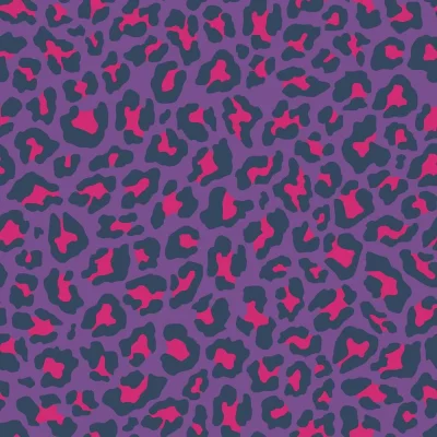 Tissu Popeline de Coton Léo Pop tacheté Léopard fuschia et bleu marine sur fond Violet - Par 10 cm