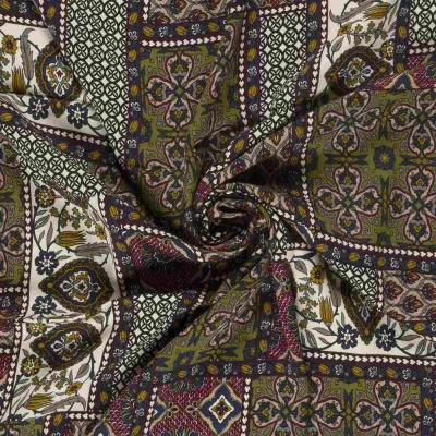 Tissu Viscose satiné Mounia patchwork oriental sur fond Bordeaux - Par 10 cm