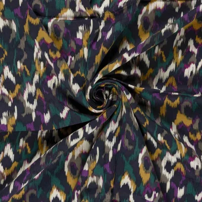Tissu Viscose Satiné Léopard abstrait Pourpre et Jaune moutarde sur fond Bleu nuit - Par 10 cm