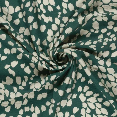 Tissu crêpe de viscose imprimé Fleuris blanc sur fond Vert clair - Par 10 cm