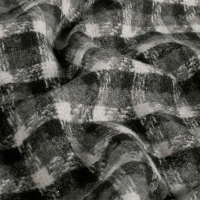 Tissu Jacquard brossé Lurex Carla carreaux sur fond Noir - Par 10 cm