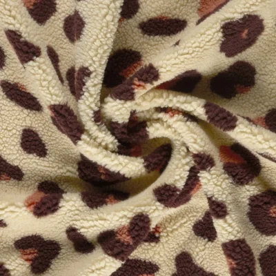 Tissu Bouclette Sherpa imprimé léopard Marron et Corail sur fond Beige - Par 10 cm