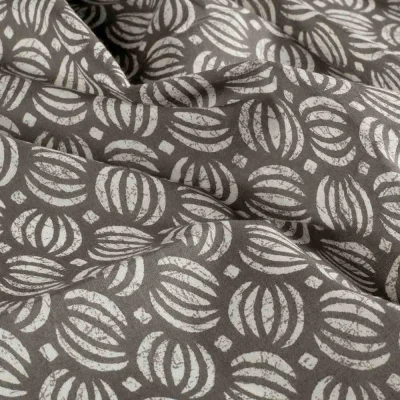 Tissu  Voile de Coton Batik Saria sur fond Gris - Par 10 cm