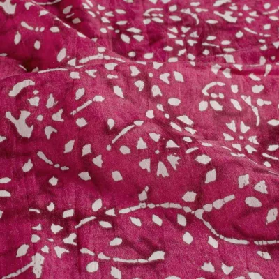 Tissu  Voile de Coton Batik Naya sur fond Framboise - Par 10 cm