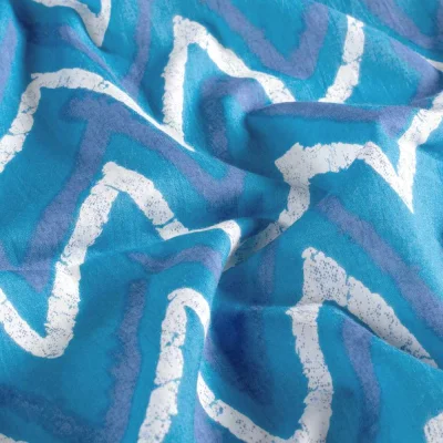 Tissu  Voile de Coton Batik Kaya chevrons sur fond Bleu turquoise - Par 10 cm