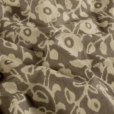Tissu  Voile de Coton Batik Fleurs Kencana sur fond Taupe - Par 10 cm