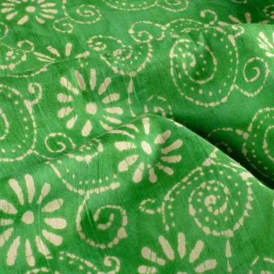 Tissu  Voile de Coton Batik Naya Bali sur fond Vert gazon - Par 10 cm