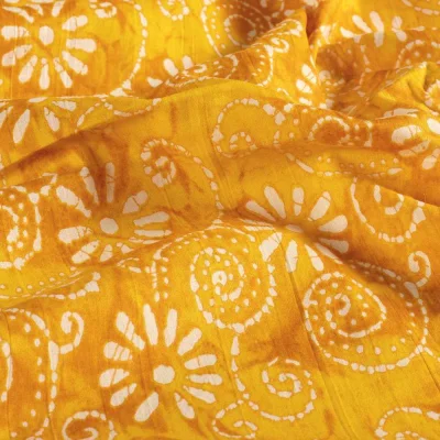 Tissu  Voile de Coton Batik Naya Bali sur fond Jaune safran - Par 10 cm