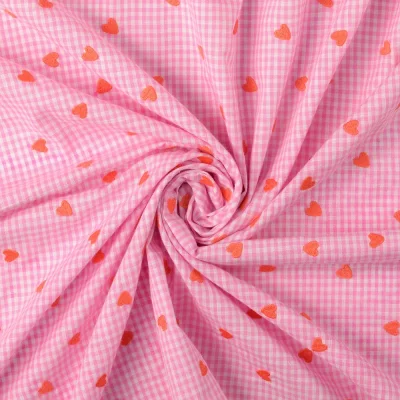 Tissu Coton imprimé petits coeurs brodés Vichy Rose sur fond Blanc - Par 10 cm