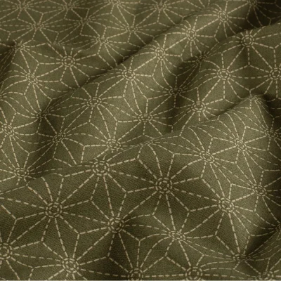 Tissu Coton imprimé Casual motif géométrique écru sur fond Vert kaki - Par 10 cm