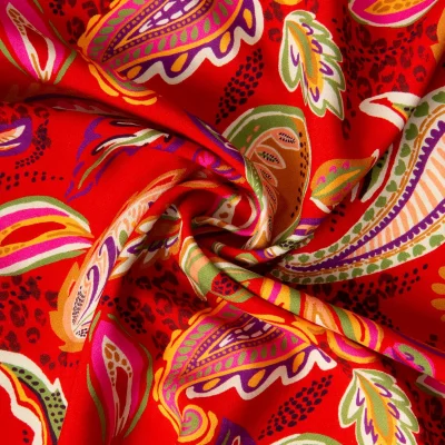Tissu Viscose imprimé Arty Motif cachemire sur fond Rouge - Par 10 cm