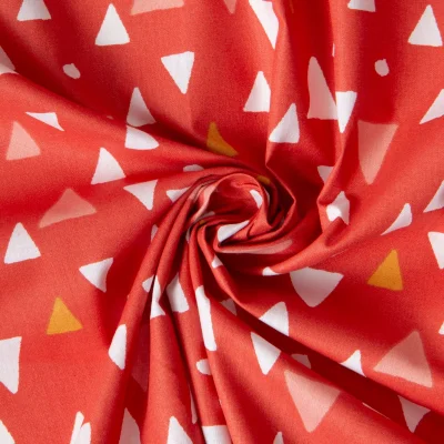 Tissu Coton imprimé Momia triangles blanc et ocre sur fond Rouge - Par Coupon de 3m