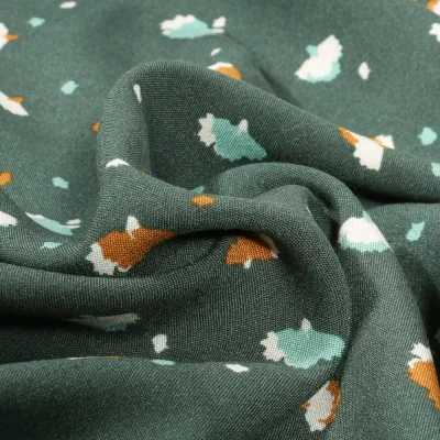 Tissu Viscose Arty Paepae sur fond Vert foncé - Par 10 cm