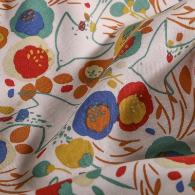 Tissu Viscose  Arty Fleurs colorées et hirondelles sur fond Blanc - Par 10 cm