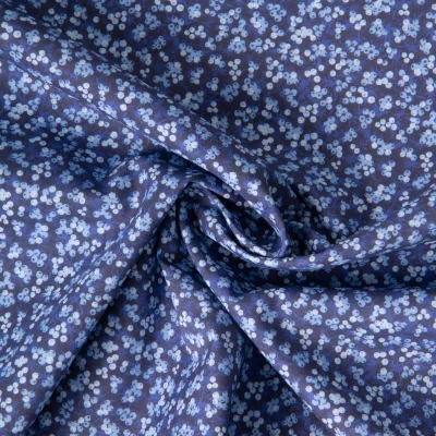 Tissu Popeline de Coton légère imprimé moucheté floral sur fond Bleu indigo - Par 10 cm