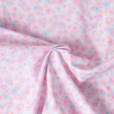 Tissu Popeline de Coton légère Fleurs roses pastel et bleues ciel pastel sur fond Blanc cassé - Par 10 cm