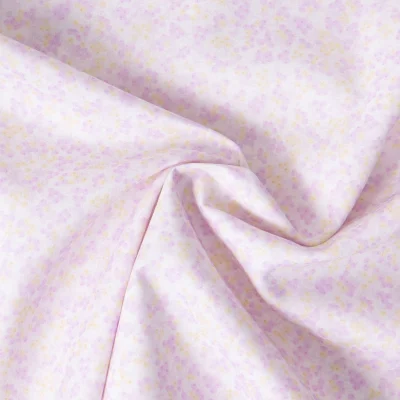 Tissu Popeline de Coton légère Fleurs lilas clair et jaune pastel sur fond Blanc - Par 10 cm