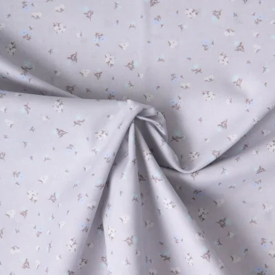 Tissu Popeline de Coton légère Petites fleurs blanc cassé et bleu layette sur fond Gris perle - Par 10 cm
