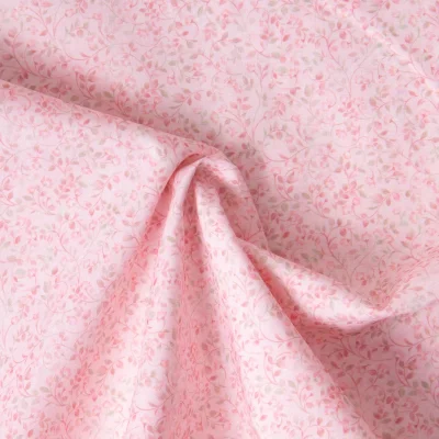 Tissu Popeline de Coton légère Fleur rose blush et vert sauge sur fond Rose pâle - Par 10 cm