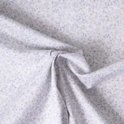 Tissu Popeline de Coton légère Fleur bleu lavande et gris bleuté sur fond Blanc cassé - Par 10 cm