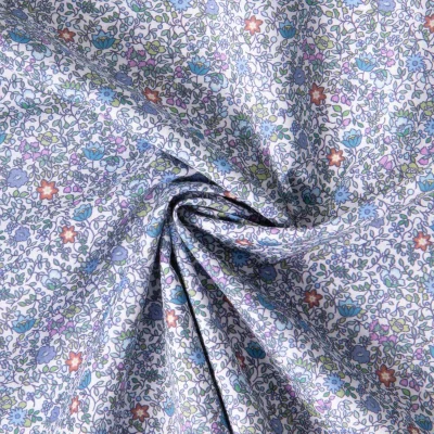 Tissu Batiste de Coton Charlie tapis fleuri sur fond Bleu lilas - Par 10 cm