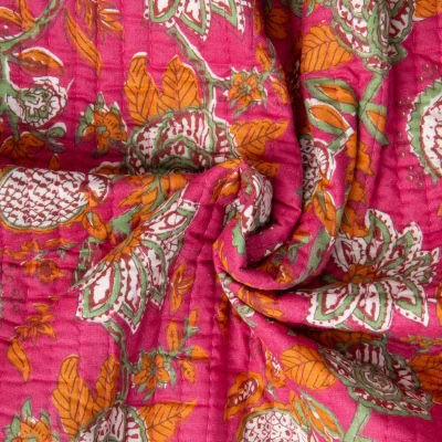 Tissu Coton Matelassé réversible Block print Indien Gange fleuris sur fond Rose fuchsia - Par 10 cm
