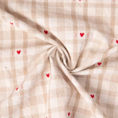 Tissu Toile de Coton Ollon carreaux Beiges et coeurs rouges brodés sur fond Naturel - Par 10 cm
