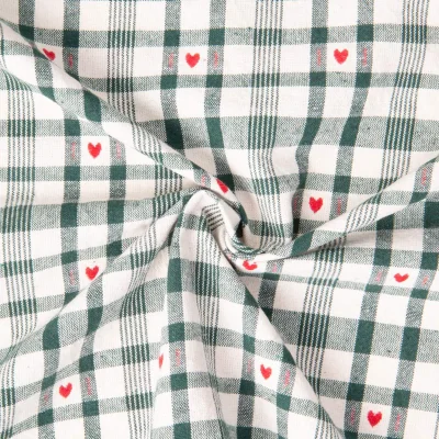 Tissu Toile de Coton Ollon carreaux verts et coeurs rouges brodés sur fond Naturel - Par 10 cm