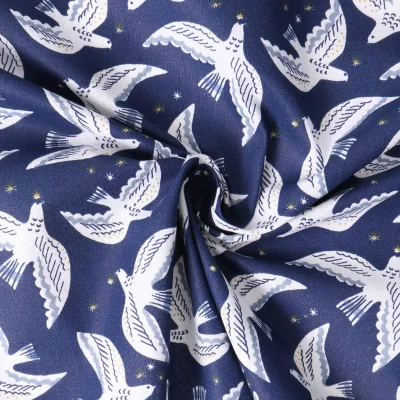 Tissu Popeline de Coton  Onirique oiseaux Blancs sur fond Bleu nuit - Par 10 cm