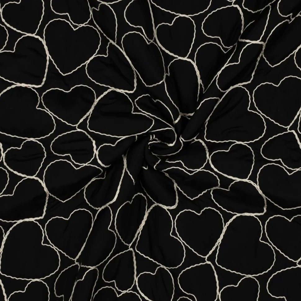Tissu Matelassé Coeurs brodés Blanc sur fond Noir