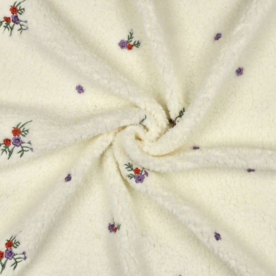 Tissu Fausse fourrure Mouton Teddy Fleurs Nina brodées sur fond Ecru