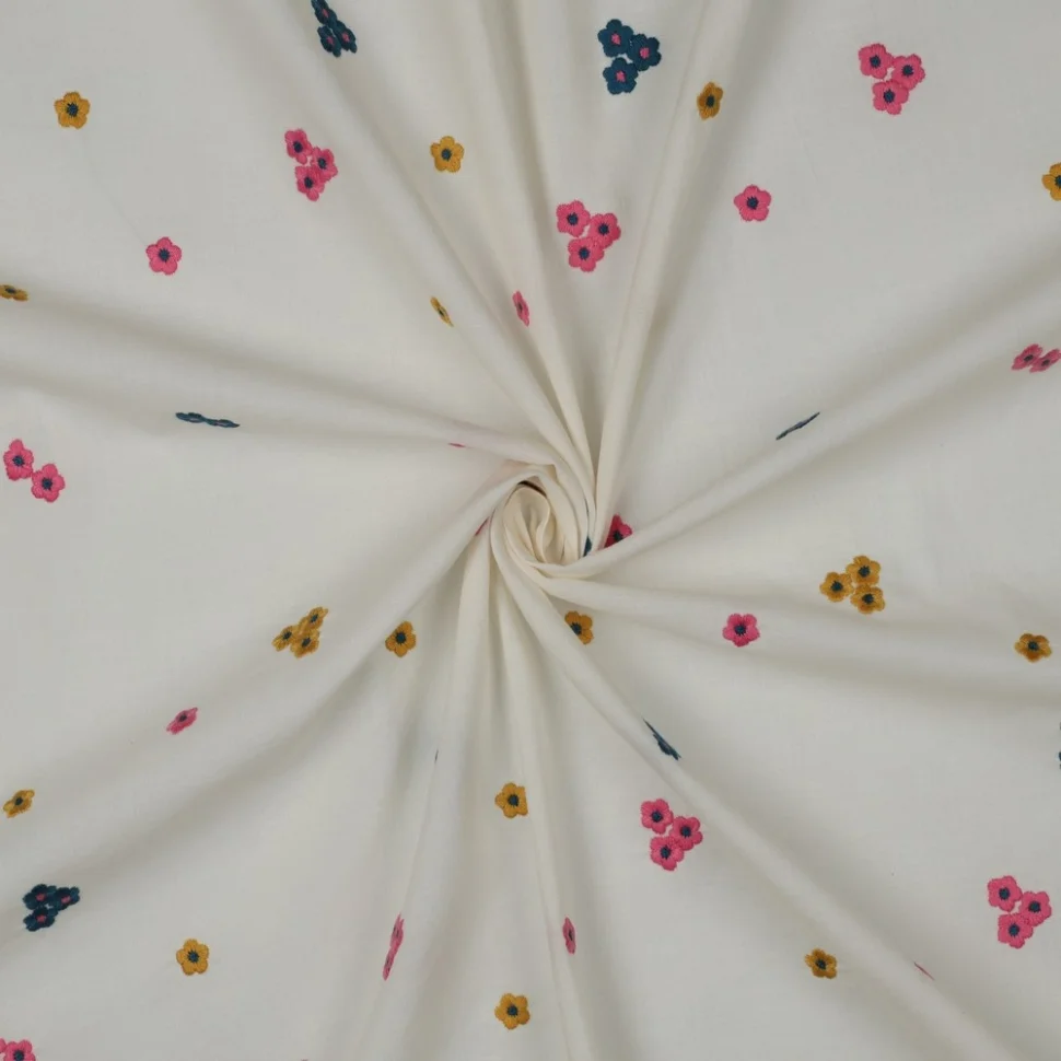 Tissu Voile de Coton brodé Petites fleurs Rose, Bleu et Or sur fond Ecru