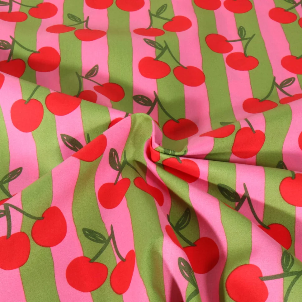 Tissu Popeline de Coton Poppy Cerises sur fond Rose