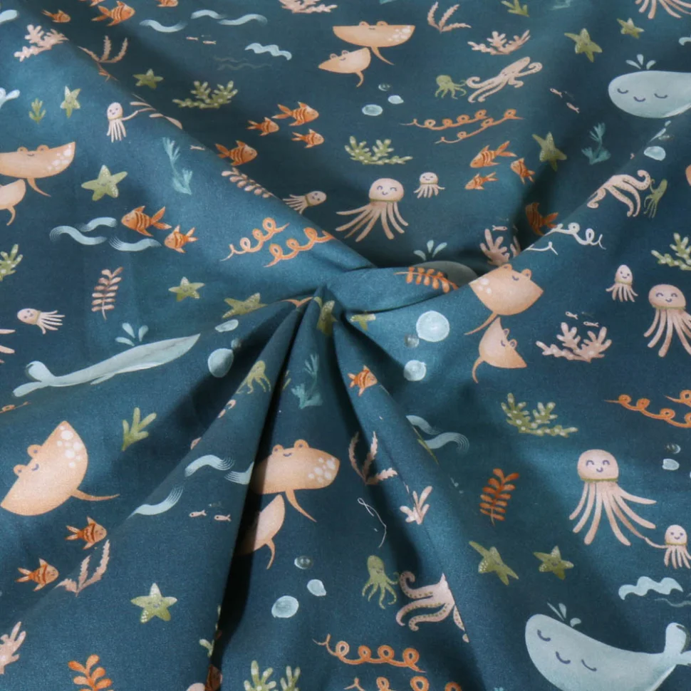 Coupon Tissu Popeline de Coton Poppy Animaux marins sur fond Bleu ancien - Coupon de 120 cm