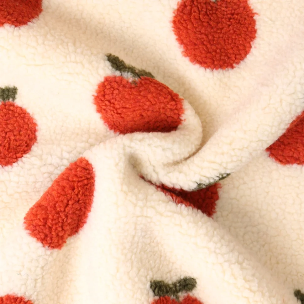 Coupon Tissu Fausse fourrure Mouton Romy pommes Rouges sur fond Ecru - Coupon de 70 cm