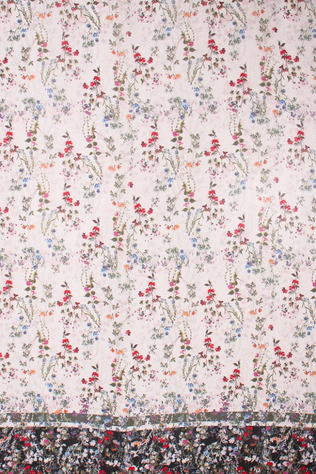 Tissu  Panneau Satin Gianni Tessuti Fleurs entre liées sur fond Blanc cassé