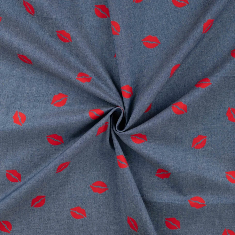 Tissu Chambray Coton imprimé Kiss rouge sur fond Bleu jean