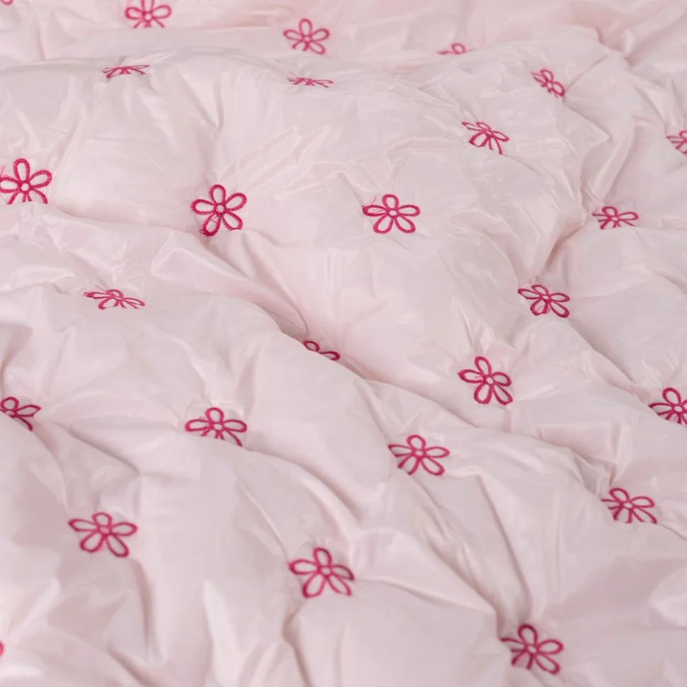 Tissu Matelassé réversible Petites fleurs brodées roses sur fond Rose clair