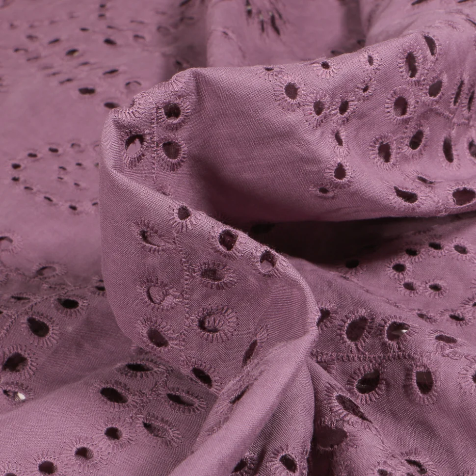 Coupon Tissu Broderie anglaise Motifs ajourés sur fond Violet - Coupon de 60 cm
