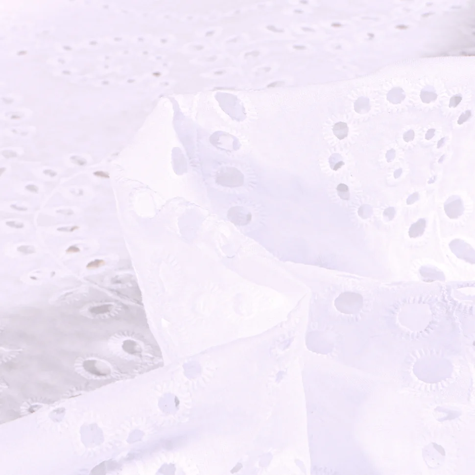 Coupon Tissu Broderie anglaise Motifs ajourés sur fond Blanc - Coupon de 130 cm
