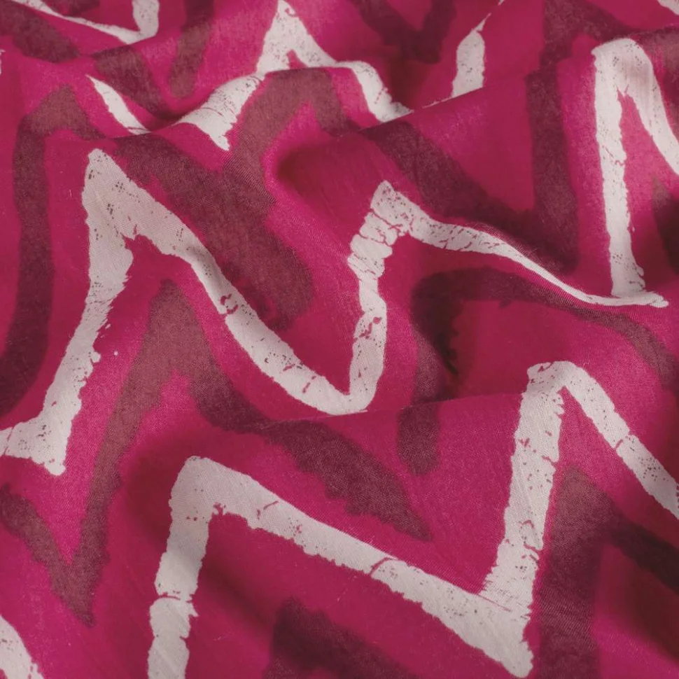 Tissu  Voile de Coton Batik Kaya chevrons sur fond Magenta fuschia