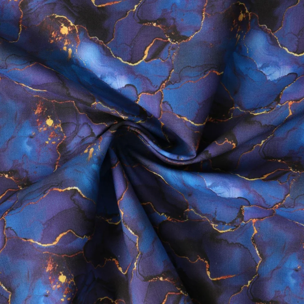 Tissu Coton imprimé  Velkora marbrures Dorées sur fond Bleu roi